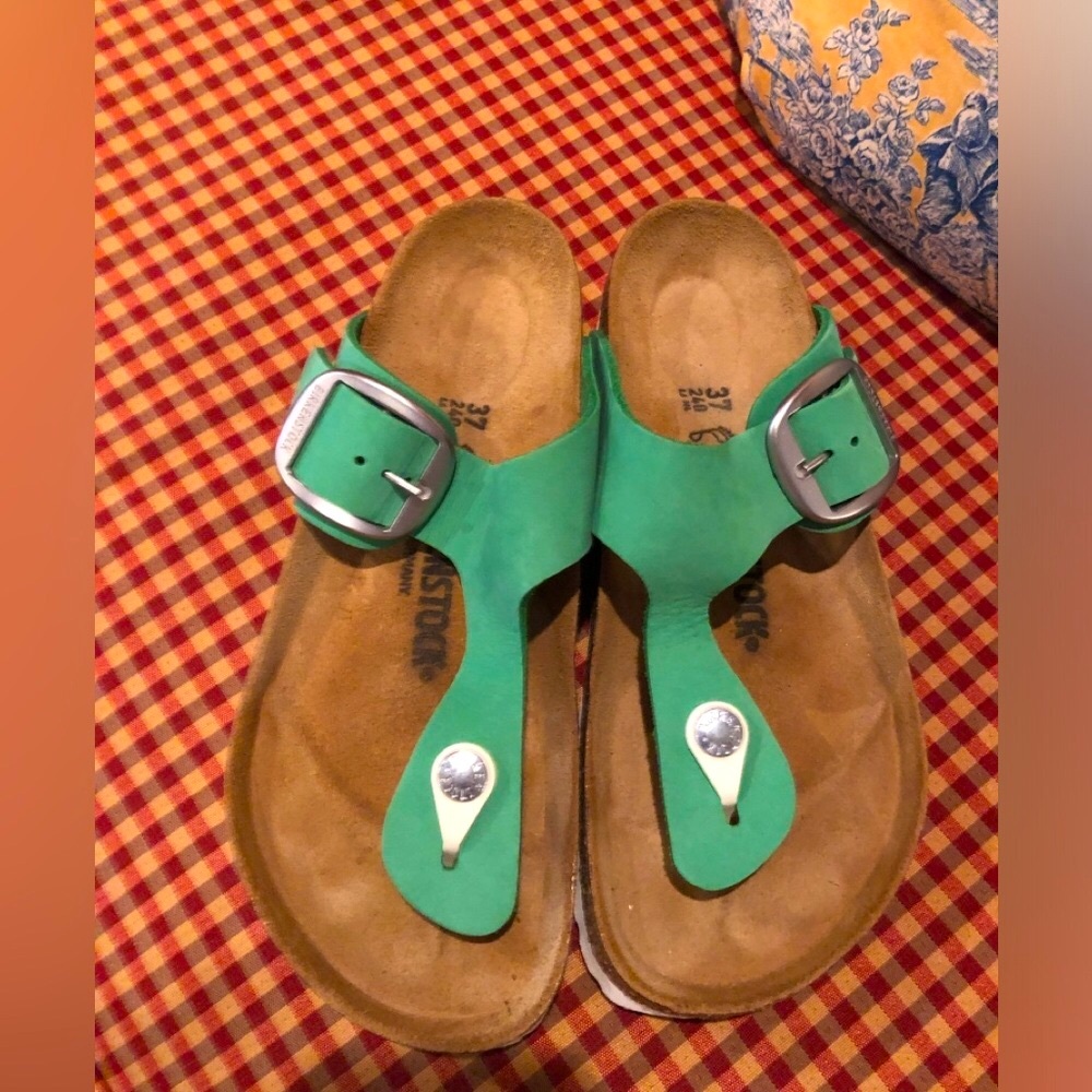 EUC Birkenstock Gizeh big buckle size 37